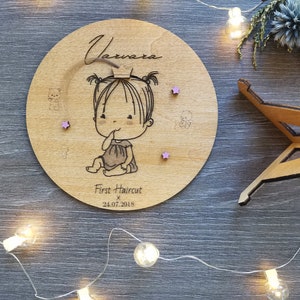 Baby&#39;s First Haircut Wooden Holder, My first Hair, Baby Girl First Curl, Baby Room Decor, Personalized Engraved Baby Gift, Haircut Keepsake