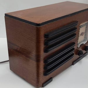 1930s Emerson 7KW-228-2 Art Deco Tischradio - Vintage Holzgehäuse, restaurierte antike MW- und LW-Bänder, geometrisches Design Bild 2