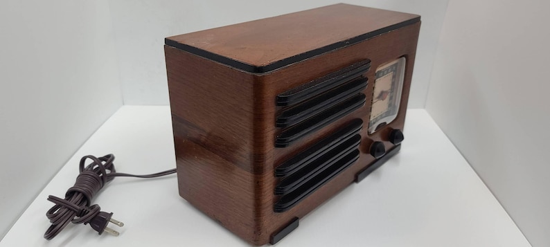 1930s Emerson 7KW-228-2 Art Deco Tischradio - Vintage Holzgehäuse, restaurierte antike MW- und LW-Bänder, geometrisches Design Bild 2