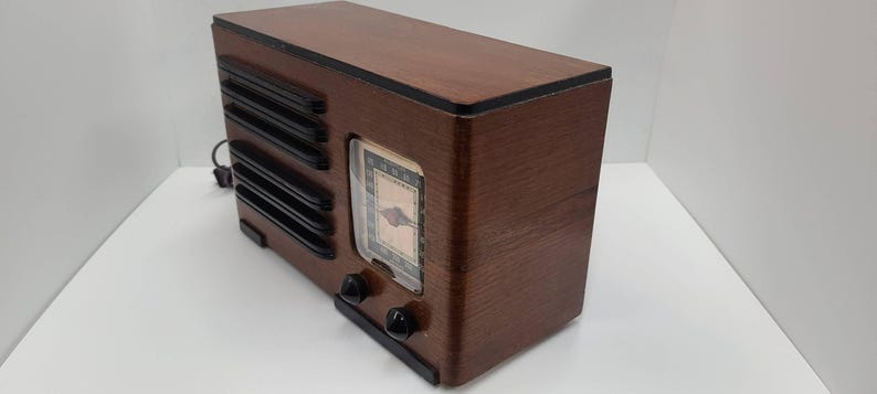 1930s Emerson 7KW-228-2 Art Deco Tischradio - Vintage Holzgehäuse, restaurierte antike MW- und LW-Bänder, geometrisches Design Bild 4