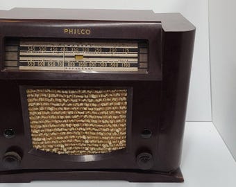 Radio agrícola Philco modelo 41-90 de 1941: radio AM antigua restaurada, de tubo, con diseño rural y opción de antena externa.