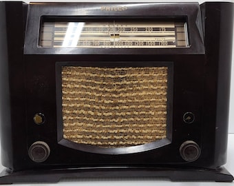 Radio agrícola Philco modelo 41-90 de 1941: radio AM antigua restaurada, de diseño rural, modificada para funcionar con 110 V CA.