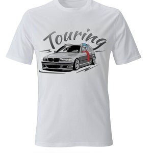 Op de afbeelding: Wit T-shirt met een grijze cartoonillustratie van een zilveren stationwagen met het woord "Touring" in zwarte cursieve letters erboven.