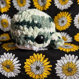 Ballena de crochet con temática de camuflaje: animal marino, mamífero, océano, marino, regalo, juguete