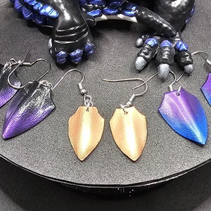 Pendientes de escamas de dragón de cuero