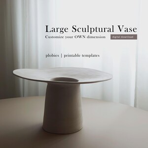Puede incluir: Un jarrón grande de cerámica blanca con una abertura ancha y poco profunda y una base cilíndrica alta. El jarrón está sobre una mesa marrón claro. El texto "Large Sculptural Vase" se muestra sobre el jarrón, y el texto "Customize your OWN dimension" se muestra debajo del jarrón. El texto "digital download" se muestra en un pequeño rectángulo debajo del texto "Customize your OWN dimension". El texto "plobies | printable templates" se muestra debajo del jarrón.