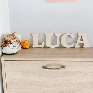 Letras de madeira XL - altura 10 cm - em fonte infantil fofa - para decoração de quarto, peças de aniversário, presente de recém-nascido, festa de bebê
