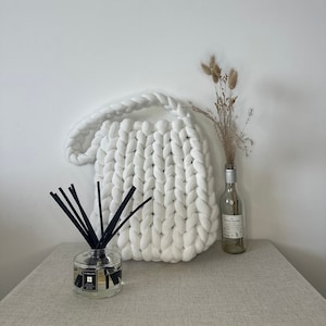 Hand Knit Chunky Yarn Tote Bag: White Velvet Puffer Design