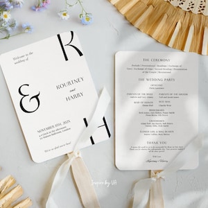 Op de afbeelding: Twee witte trouwprogrammawaaiers met afgeronde hoeken en zwarte schreefletters. De voorzijde toont de namen Kourtney en Harry, de datum 11 november 202X en de locatie. De achterzijde bevat het ceremonieprogramma en de namen van de bruidsstoet.