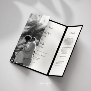 以下が含まれることがあります： 表紙にカップルの白黒写真が印刷された三つ折りの結婚式招待状。内側のパネルには、アマンダ・ハリスとジェイコブ・アンダーソンの名前、イベントの詳細、披露宴の情報を含む印刷されたテキストが表示されています。