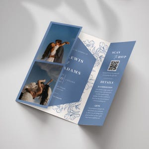 Könnte beinhalten: Eine dreifach gefaltete Hochzeitseinladung mit blau-weißem Blumendesign. Die Einladung enthält Fotos eines Paares und den Text "LEWIS & ADAMS" und "SCAN FOR RSVP".