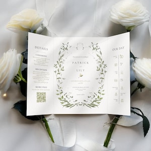 Pode incluir: Um convite de casamento dobrável em três partes com detalhes florais e os nomes "Patrick e Lily" no centro. O convite inclui detalhes sobre a cerimónia, a receção e um código QR. Rosas brancas e vegetação envolvem o convite.
