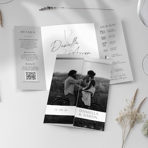 Może przedstawiać: Trójstronicowe zaproszenie ślubne ze zdjęciem pary na rowerze w czerni i bieli. Zaproszenie zawiera szczegóły, harmonogram oraz imiona "Daniella & Aaron" z datą "12.20.2x".