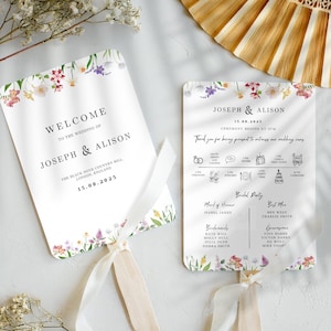 Puede incluir: Un abanico de programa de boda con un diseño floral. El abanico presenta un fondo blanco con un borde floral y un texto que dice "Bienvenido a la boda de Joseph & Alison" y "The Black Dove Country Hill, London, England, 15.08.2025".