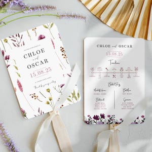 Può includere: Due ventagli per la cerimonia di matrimonio con disegni floreali. Il primo ventaglio presenta un motivo floreale con il testo "CHLOE e OSCAR 15.08.25". Il secondo ventaglio presenta una sequenza temporale del giorno del matrimonio con il testo "CHLOE e OSCAR 15.08.25" e i nomi degli invitati al matrimonio.