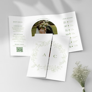 Peut inclure: Une invitation de mariage pliée en trois volets avec un motif de couronne florale et les initiales "A C". L'invitation comprend des détails, l'ordre des événements et une photo d'un couple. Le code couleur est blanc et vert.