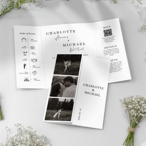 Op de afbeelding: Een witte huwelijksuitnodiging, gevouwen in drie secties, met zwarte tekst en zwart-wit foto's. De uitnodiging bevat de namen "Charlotte Abrams + Michael Whitford", evenementdetails en een QR-code voor RSVP.