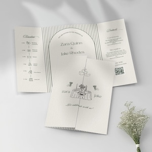 Op de afbeelding: Een crèmekleurige trouwuitnodiging met een tijdlijn, ceremoniedetails en receptie-informatie. De uitnodiging bevat de namen "Zara Quinn & Jake Rhodes" en een tafellillustratie. De tekst "Let's celebrate with us!" is ook opgenomen.