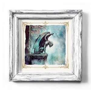 Puede incluir: Una pintura de acuarela de una gárgola con alas posada en un saliente de piedra. La gárgola es verde y gris con un fondo oscuro y sombrío. La pintura tiene una estética gótica vintage.