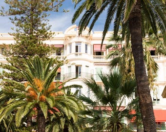 Lámina de un edificio de la Belle Époque, arquitectura de la Riviera Francesa, palmeras, cuadro de viaje para pared