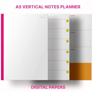 Puede incluir: Un planificador de notas vertical A5 con fondo blanco y un punto amarillo en cada día de la semana. El planificador tiene una encuadernación rosa y una sección marrón en la parte inferior.