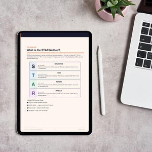 Op de afbeelding: Een tablet met een document getiteld What is the STAR Method? met secties voor Situation, Task, Action en Result. Het scherm toont tekst die het kader uitlegt, een witte stylus en een laptoptoetsenbord liggen ernaast.