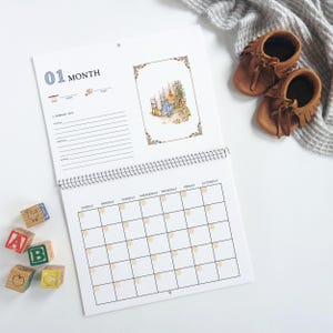 Puede incluir: Un calendario de hitos para bebés con encuadernación en espiral, una ilustración de Peter Rabbit, una sección para registrar peso y altura, y un registro diario para mañana, tarde y noche. El calendario incluye una cuadrícula mensual en blanco.