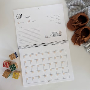 Calendario del primer año de tu bebé / Animales dibujados a mano / Citas de libros / Diario de recuerdos para recién nacidos / Sin fecha / Calendario de guardería / Pegatinas de hitos
