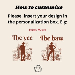 Op de afbeelding: Een beige afbeelding met instructies over het aanpassen van een ontwerp. De tekst luidt "How to customize" en "Please, insert your design in the personalization box. E.g:". Twee cowboy-illustraties met de teksten "The yee" en "The haw".