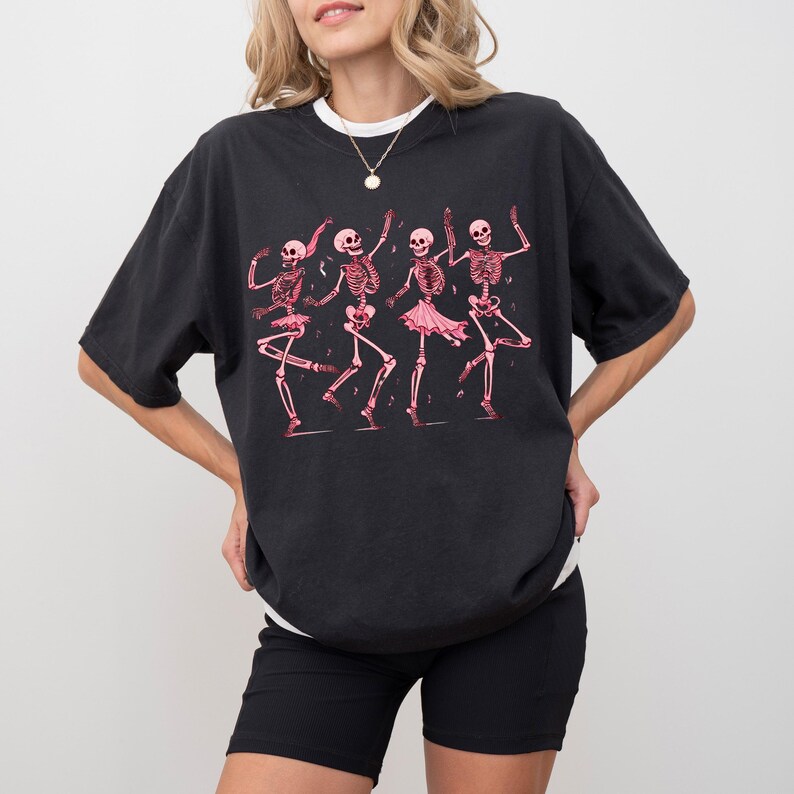 Camiseta rosa de esqueletos bailando, camiseta de esqueletos para mujer, sudadera divertida de esqueletos, regalos de Halloween para ella, camiseta de esqueletos de Halloween imagen 3