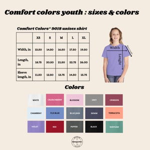 Puede incluir: Tabla de tallas para camisas unisex para j&oacute;venes en Comfort Colors&reg; 9018. La tabla muestra las medidas en pulgadas para las tallas XS, S, M, L y XL. La tabla incluye el ancho, la longitud y la longitud de la manga. Una tabla de colores muestra 15 colores diferentes para las camisas: blanco, crunchberry, blossom, gris, carmes&iacute;, Chambray, flo blue, blue jean, denim, terracota, violeta, rojo, pimienta, negro y espuma de mar.
