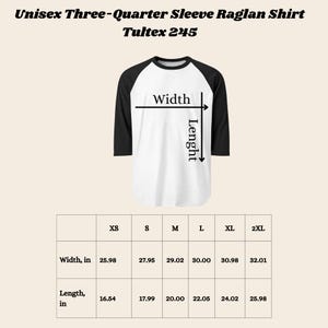 Pu&ograve; includere: Una maglietta raglan bianca e nera a maniche a tre quarti. La maglietta ha un corpo bianco e maniche nere. L'immagine include una tabella delle taglie con misure di larghezza e lunghezza in cm. La maglietta &egrave; una Tultex 245.