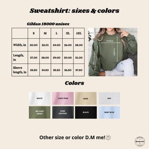 K&ouml;nnte beinhalten: Produktbild mit einer Gr&ouml;&szlig;entabelle f&uuml;r Unisex-Sweatshirts von Gildan 18000 mit Ma&szlig;en in Zoll. Die Tabelle umfasst die Gr&ouml;&szlig;en S bis 2XL mit Angaben zu Breite, L&auml;nge und &Auml;rmell&auml;nge. Farboptionen sind Wei&szlig;, Hellrosa, Sand, Aschgrau, Milit&auml;rgr&uuml;n, Dunkelgrau, Schwarz und Babyblau.