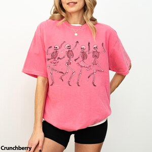 Camiseta rosa de esqueletos bailando, camiseta de esqueletos para mujer, sudadera divertida de esqueletos, regalos de Halloween para ella, camiseta de esqueletos de Halloween imagen 5