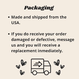 以下が含まれることがあります： 太字の黒いスクリプトで「Packaging」という言葉が書かれたクリーム色のグラフィック。 下には、注文の詳細を説明する箇条書きがあります。 矢印が付いた白黒のトラックのグラフィックは、黒いハートの落書きに囲まれています。