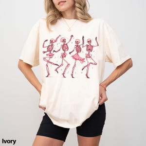 Camiseta rosa de esqueletos bailando, camiseta de esqueletos para mujer, sudadera divertida de esqueletos, regalos de Halloween para ella, camiseta de esqueletos de Halloween imagen 4