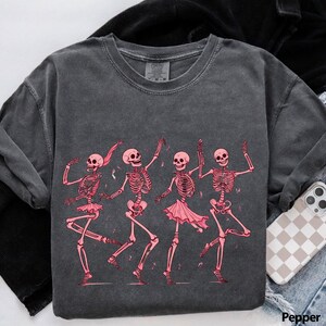Camiseta rosa de esqueletos bailando, camiseta de esqueletos para mujer, sudadera divertida de esqueletos, regalos de Halloween para ella, camiseta de esqueletos de Halloween imagen 7