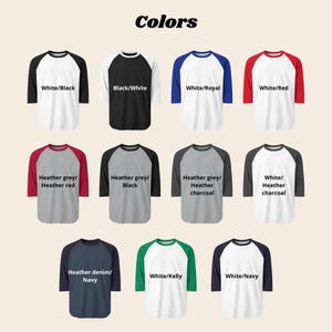 Pu&ograve; includere: Una collezione di magliette in stile baseball in varie combinazioni di colori, tra cui bianco con maniche nere, bianco con maniche rosse e grigio m&eacute;lange con maniche nere. La parola "Colors" &egrave; in alto.