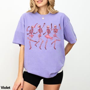 Camiseta rosa de esqueletos bailando, camiseta de esqueletos para mujer, sudadera divertida de esqueletos, regalos de Halloween para ella, camiseta de esqueletos de Halloween imagen 6