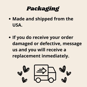 Puede incluir: Ilustraci&oacute;n en blanco y negro de un cami&oacute;n de reparto con corazones a su alrededor. El texto dice "Packaging" y "Fabricado y enviado desde los EE. UU." El texto tambi&eacute;n dice "Si recibes tu pedido da&ntilde;ado o defectuoso, env&iacute;anos un mensaje y recibir&aacute;s un reemplazo inmediatamente."