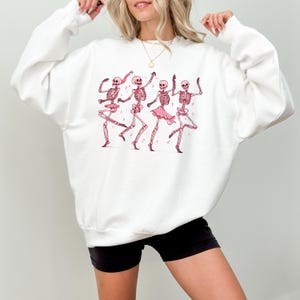 Camiseta rosa de esqueletos bailando, camiseta de esqueletos para mujer, sudadera divertida de esqueletos, regalos de Halloween para ella, camiseta de esqueletos de Halloween imagen 2