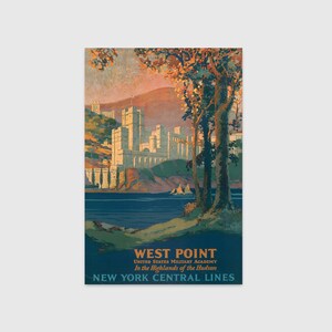Puede incluir: Un cartel de viaje vintage que anuncia un viaje a West Point, la Academia Militar de los Estados Unidos, ubicada en las Highlands del Hudson. El cartel presenta una vista panorámica de los edificios de la academia, un río y árboles con colores otoñales. El texto del cartel dice "West Point, United States Military Academy, In the Highlands of the Hudson, New York Central Lines."