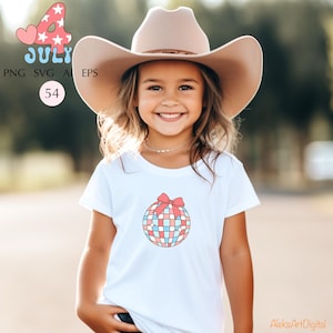 Puede incluir: Una persona joven con una camiseta blanca con un dise&ntilde;o de globo colorido y un lazo rosa. La imagen incluye el texto "4 July" y "PNG SVG AI EPS". La persona tambi&eacute;n lleva un sombrero de vaquero beige.