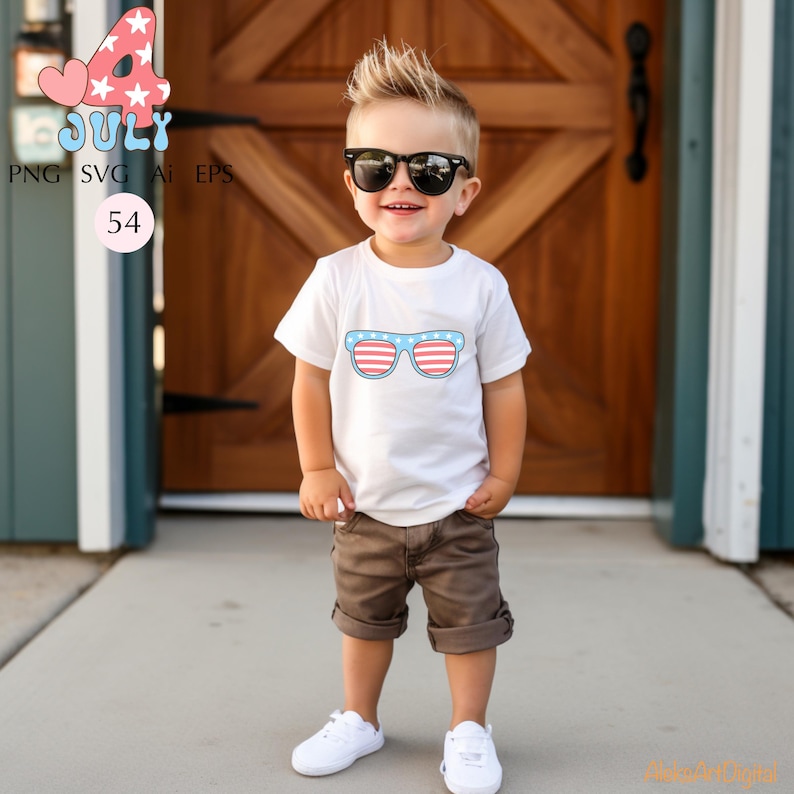 Puede incluir: Un ni&ntilde;o peque&ntilde;o con una camiseta blanca con un gr&aacute;fico de gafas de sol en rojo, blanco y azul. El ni&ntilde;o tambi&eacute;n lleva pantalones cortos marrones, zapatillas blancas y gafas de sol negras. La imagen incluye el texto "4 July" y "54".