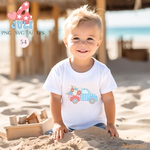 Puede incluir: Una camiseta blanca con un dise&ntilde;o de cami&oacute;n de dibujos animados lleno de flores. El cami&oacute;n tiene patrones rojos, blancos y azules. Incluye el texto "4 July" y "PNG SVG Ai EPS".