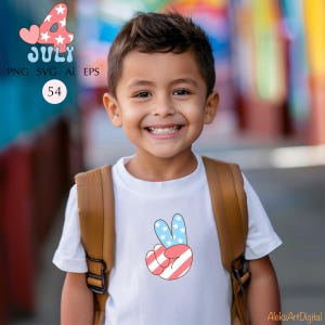 Puede incluir: Un ni&ntilde;o lleva una camiseta blanca con un signo de la paz en rojo, blanco y azul, celebrando el 4 de julio. La imagen tambi&eacute;n incluye el texto "4 July" y formatos de archivo de dise&ntilde;o.