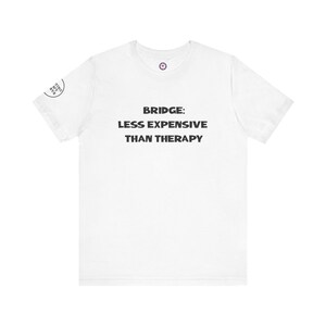 Camiseta Bridge Therapy con texto negro: divertida camiseta unisex de manga corta para amantes de los juegos de cartas, perfecta para uso informal, noches de juego y regalos.