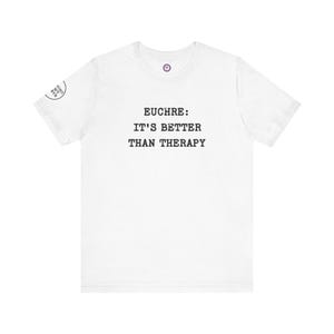 Camiseta Euchre Therapy - Texto negro - Divertida camiseta unisex de manga corta para amantes de los juegos de cartas, perfecta para uso informal, noches de juego y regalos.