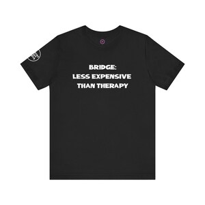 Camiseta Bridge Therapy - Texto blanco - Divertida camiseta unisex de manga corta para amantes de los juegos de cartas, perfecta para uso informal, noches de juego y regalos.