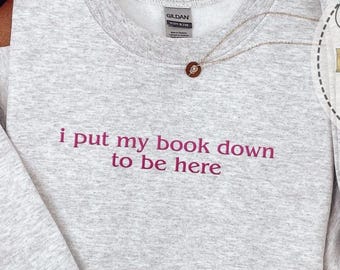 Sudadera bordada de cuello redondo "Dejé mi libro para estar aquí", merchandising literario, regalo para amantes de los libros, regalo para amantes de los libros, bordado divertido para ella